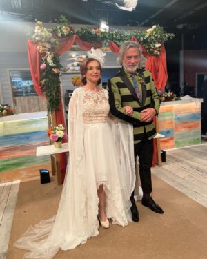Manuela Couto Instagram - Somos só nós que ainda não estamos a saber lidar com o fato do Almeno? 😂🥴

#sangueoculto #novelas #sic #bastidores #gravacoes #cerimonia #casamento #noivos #fato #vestido