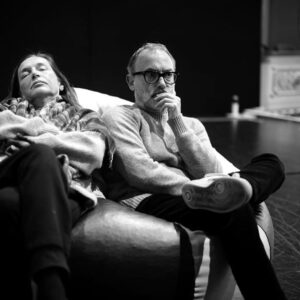 Manuela Couto Instagram - É assim que estamos. No espaço da memória, da dor, da alegria, do risco, do medo, da dúvida, da alma . O Teatro. Com estas pessoas de excepção . O @renato_o_godinho não aparece, pq foi ele quem registou os momentos! Eu estou num dos melhores sítios onde já estive , em toda a minha vida. Obrigada, amigos e amigas ! @alvarosantoscorreia @cuchacarvalheiro @oficialfernandoluis @faleiro.sandra @renato_o_godinho @alberto_magassela @bennyapereira @brunosoaresnogueira @teatrodatrindade . Estreamos dia 29!!!
