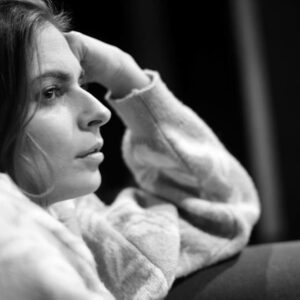 Manuela Couto Instagram - É assim que estamos. No espaço da memória, da dor, da alegria, do risco, do medo, da dúvida, da alma . O Teatro. Com estas pessoas de excepção . O @renato_o_godinho não aparece, pq foi ele quem registou os momentos! Eu estou num dos melhores sítios onde já estive , em toda a minha vida. Obrigada, amigos e amigas ! @alvarosantoscorreia @cuchacarvalheiro @oficialfernandoluis @faleiro.sandra @renato_o_godinho @alberto_magassela @bennyapereira @brunosoaresnogueira @teatrodatrindade . Estreamos dia 29!!!