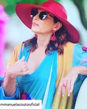 Manuela Couto Instagram - Elegante, divertida, carismática, e super super talentosa! 😍🙌🏼@mmanuelacoutooficial que orgulho fazermos um bocadinho parte da sua personagem em @sangueocultosic 💗✨ e ainda mais de fazer parte da nossa família agora como embaixadora Tropical Brasil

⠀⠀⠀⠀⠀⠀⠀⠀⠀
 #mulhertropical #tropicalbrasil #fashion #blogger #likesforlike #outfitoftheday #ootd #ootdfashion #modamulher #modaverao #modabrasil #brasil #estilo #instagood #instagram #flowers #streetstyle #womenempowerment #womenclothing  #figurino #novela #manuelacouto