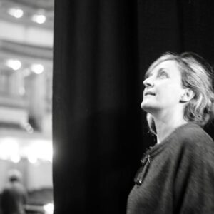 Manuela Couto Instagram - É assim que estamos. No espaço da memória, da dor, da alegria, do risco, do medo, da dúvida, da alma . O Teatro. Com estas pessoas de excepção . O @renato_o_godinho não aparece, pq foi ele quem registou os momentos! Eu estou num dos melhores sítios onde já estive , em toda a minha vida. Obrigada, amigos e amigas ! @alvarosantoscorreia @cuchacarvalheiro @oficialfernandoluis @faleiro.sandra @renato_o_godinho @alberto_magassela @bennyapereira @brunosoaresnogueira @teatrodatrindade . Estreamos dia 29!!!