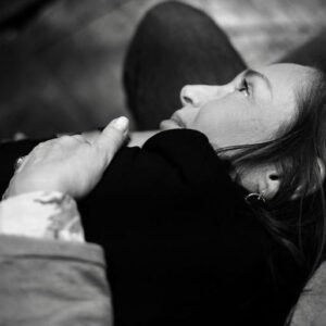 Manuela Couto Instagram - É assim que estamos. No espaço da memória, da dor, da alegria, do risco, do medo, da dúvida, da alma . O Teatro. Com estas pessoas de excepção . O @renato_o_godinho não aparece, pq foi ele quem registou os momentos! Eu estou num dos melhores sítios onde já estive , em toda a minha vida. Obrigada, amigos e amigas ! @alvarosantoscorreia @cuchacarvalheiro @oficialfernandoluis @faleiro.sandra @renato_o_godinho @alberto_magassela @bennyapereira @brunosoaresnogueira @teatrodatrindade . Estreamos dia 29!!!