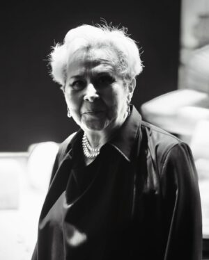 Manuela Couto Instagram - É sempre violento, quando uma personagem deixa de existir . Às vezes é um alívio, outras vezes é uma tristeza imensa provocada pelo vazio do desaparecimento de alguém de quem queríamos estar perto. E as pessoas . Os companheiros com quem partilhámos as descobertas, as tristezas, as dúvidas, as gargalhadas . Isto é o que acontece, normalmente . Na Senhora de Dubuque, que ontem deixou de existir no @teatrodatrindade , aconteceu tudo isto e mais coisas que há já muito tempo não me aconteciam num projecto , ou que até nunca me tinham acontecido. E todas elas maravilhosas! Acredito que só assim se pode construir um espectáculo: com LIBERDADE e AMOR! Sermos livres na nossa criação e sentirmo-nos amados e apoiados por quem está connosco, é a única forma ! Obrigada, companheiras e companheiros que também são amigos e amigas! Álvaro, és o maior! Obrigada ao Diogo Infante e à maravilhosa e profissionalíssima  equipa do Teatro da Trindade ! Nuno Pratas, até sempre!!!♥️ @teatrodatrindade @alvarosantoscorreia @cuchacarvalheiro @oficialfernandoluis @faleiro.sandra @renato_o_godinho @bennyapereira @magassela @brunosoaresnogueira #nunocarinhas #henriquepimentel #manuelabrantes