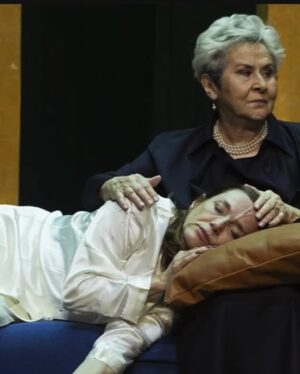 Manuela Couto Instagram - É sempre violento, quando uma personagem deixa de existir . Às vezes é um alívio, outras vezes é uma tristeza imensa provocada pelo vazio do desaparecimento de alguém de quem queríamos estar perto. E as pessoas . Os companheiros com quem partilhámos as descobertas, as tristezas, as dúvidas, as gargalhadas . Isto é o que acontece, normalmente . Na Senhora de Dubuque, que ontem deixou de existir no @teatrodatrindade , aconteceu tudo isto e mais coisas que há já muito tempo não me aconteciam num projecto , ou que até nunca me tinham acontecido. E todas elas maravilhosas! Acredito que só assim se pode construir um espectáculo: com LIBERDADE e AMOR! Sermos livres na nossa criação e sentirmo-nos amados e apoiados por quem está connosco, é a única forma ! Obrigada, companheiras e companheiros que também são amigos e amigas! Álvaro, és o maior! Obrigada ao Diogo Infante e à maravilhosa e profissionalíssima  equipa do Teatro da Trindade ! Nuno Pratas, até sempre!!!♥️ @teatrodatrindade @alvarosantoscorreia @cuchacarvalheiro @oficialfernandoluis @faleiro.sandra @renato_o_godinho @bennyapereira @magassela @brunosoaresnogueira #nunocarinhas #henriquepimentel #manuelabrantes