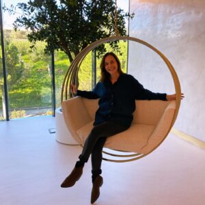 Manuela Couto Instagram - Há 5 anos que o @dr.vitorfigueiredo trata do meu rosto da forma mais maravilhosa que existe! Agora, num novo espaço, lindo, luminoso, e cheio de pessoas simpáticas e super competentes! Parabéns , @ageless.pt ! ♥️