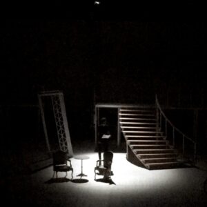 Manuela Couto Instagram - O espaço sagrado do teatro. Neste espaço no TEC , nesta escadaria, encontrei o meu amado Carlos Avilez, com a sua dedicação, a sua ternura, amor, talento, a sua luz única, que nos guiava . Hoje, neste mesmo espaço, assistimos à missa que nos ajudou na nossa despedida do seu corpo físico. E foi um momento único: a missa, real, no espaço sagrado da ficção . Só o Carlos Avilez para conseguir este momento! ❤️