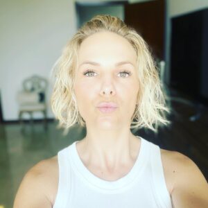 Manuela Ímaz Instagram - Hoy cumplo 42 años, con algunos raspones en las rodillas, huesos que se han pegado, y sueños que siguen volando. A veces ha sido solo por hoy, a veces para siempre, y de pronto hasta nunca. Hoy le mando besos a los siguientes trecientos sesenta y cinco días que están por venir y les digo: aquí los espero serena, ilusionada, madura, resistente, pero sobre todo con ganas de vivirlos. Resistencia, ese es el secreto. Te quiero mí misma.