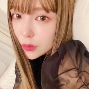 Maon Kurosaki Instagram - GOOD EVENING!
.
だいぶ部屋が出来てきた
.
引っ越しって体力つかうよねぇ
.
#gn