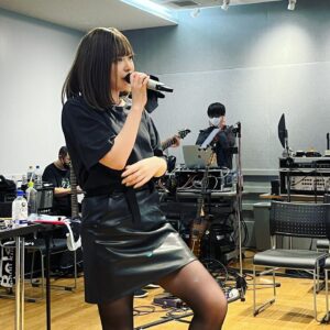 Maon Kurosaki Instagram - GOOD EVENING!
.
7.31のリハでした
.
いっぱい歌ったー
.
あと10日
#studio
#reversal
#live
#maonreboot