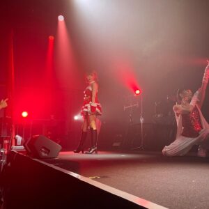Maon Kurosaki Instagram - GOOD EVENING!
.
Appearance東京 vol.4
.
出演させていただきました！
.
クリスマス風でお届けしました
.
楽しんでもらえてたら嬉しいなぁ！
.
今年のライブ納め、笑顔いっぱいの空間で最高でした
.
また来年もたくさん、歌えますように！
.
またね、ありがとう
#Appearance東京
#live
#concert
#Xmas
#maonkurosaki