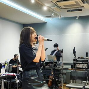 Maon Kurosaki Instagram - GOOD EVENING!
.
7.31のリハでした
.
いっぱい歌ったー
.
あと10日
#studio
#reversal
#live
#maonreboot