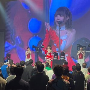 Maon Kurosaki Instagram - GOOD EVENING!
.
Appearance東京 vol.4
.
出演させていただきました！
.
クリスマス風でお届けしました
.
楽しんでもらえてたら嬉しいなぁ！
.
今年のライブ納め、笑顔いっぱいの空間で最高でした
.
また来年もたくさん、歌えますように！
.
またね、ありがとう
#Appearance東京
#live
#concert
#Xmas
#maonkurosaki