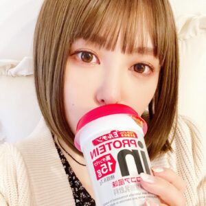 Maon Kurosaki Instagram - GOOD EVENING!
.
ボイトレdayでした
.
最近はまた筋トレ再開してるのでプロテインを飲んでいるよー
.
めきめきやってます
#ボイトレ