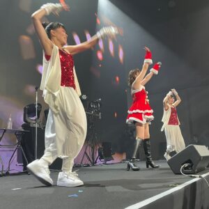 Maon Kurosaki Instagram - GOOD EVENING!
.
Appearance東京 vol.4
.
出演させていただきました！
.
クリスマス風でお届けしました
.
楽しんでもらえてたら嬉しいなぁ！
.
今年のライブ納め、笑顔いっぱいの空間で最高でした
.
また来年もたくさん、歌えますように！
.
またね、ありがとう
#Appearance東京
#live
#concert
#Xmas
#maonkurosaki