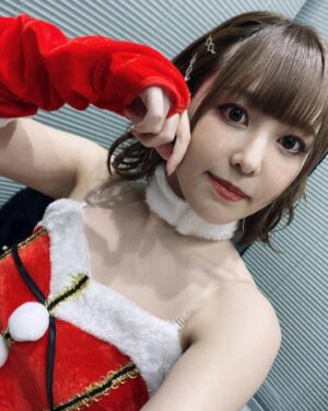 Maon Kurosaki Instagram - GOOD EVENING!
.
Appearance東京 vol.4
.
出演させていただきました！
.
クリスマス風でお届けしました
.
楽しんでもらえてたら嬉しいなぁ！
.
今年のライブ納め、笑顔いっぱいの空間で最高でした
.
また来年もたくさん、歌えますように！
.
またね、ありがとう
#Appearance東京
#live
#concert
#Xmas
#maonkurosaki