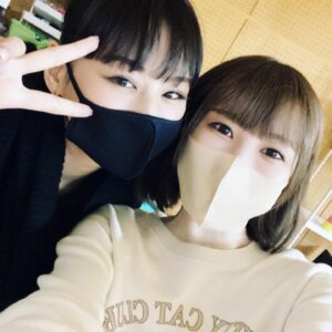 Maon Kurosaki Instagram - GOOD EVENING!
.
音楽劇『李香蘭-花と華-』
.
稽古が始まりました！
.
 Wキャストって初めての経験でどんなものなのだろうと探り探りですが
.
丁寧にリュバチカを描けたらなと思います
.
写真は主演の西内まりやちゃんと！
.
李香蘭とリュバチカ
.
まりやちゃんを支えるぞー！
#李香蘭
#音楽劇李香蘭
#リュバチカ