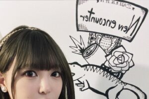 Maon Kurosaki Instagram - GOOD EVENING!
.
個展初日でした
.
今日はモノクロのコーナーを意識して
.
モノトーンコーデでした
.
明日はどうなるかな？
.
作品並べるのも楽しいけどみんなと話す時間も特別
.
明日もこの場所でお待ちしてます◎
#個展
#gallery
#maonkurosaki
#イラスト
#Illustrator
#illustration 
#ライブペインティング
#livepainting 
#monotone
#モノトーンコーデ
#ootd
#drawing