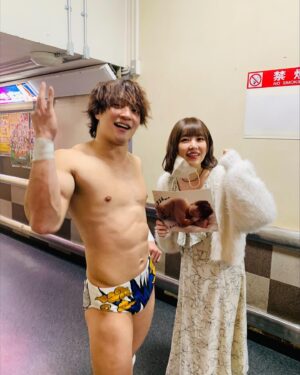 Maon Kurosaki Instagram - GOOD EVENING!
.
今日はプロレス団体DDTプロレスリングさんの
実況解説に参加させていただきました！
.
楽しすぎたよ！
.
いっぱい叫んでいっぱい笑って、いっぱい感動した
.
これからのドラマも気になるしこれだからプロレスは！
.
一番すげーのはプロレスなんだよ！ってなりますね！
.
また12/29TDCホールにも行かせてもらうことになりました
.
DDTプロレス面白いですよ！
.
本当オススメです！
.
好きなもののお仕事に携われて幸せだなぁ
.
お写真は、レジェンド！小橋健太さん！
.
友達で大好きなフェロモンズの一人！今成ファンタスティック夢人くん！
.
どう考えてもプロレス界を引っ張っていくに違いないホープの上野勇希さんと！
.
プロレス好きでよかったー！
#ddtpro
#ddt
#ddtプロレスリング
#小橋健太
#今成ファンタスティック夢人
#上野勇希