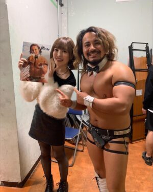 Maon Kurosaki Instagram - GOOD EVENING!
.
今日はプロレス団体DDTプロレスリングさんの
実況解説に参加させていただきました！
.
楽しすぎたよ！
.
いっぱい叫んでいっぱい笑って、いっぱい感動した
.
これからのドラマも気になるしこれだからプロレスは！
.
一番すげーのはプロレスなんだよ！ってなりますね！
.
また12/29TDCホールにも行かせてもらうことになりました
.
DDTプロレス面白いですよ！
.
本当オススメです！
.
好きなもののお仕事に携われて幸せだなぁ
.
お写真は、レジェンド！小橋健太さん！
.
友達で大好きなフェロモンズの一人！今成ファンタスティック夢人くん！
.
どう考えてもプロレス界を引っ張っていくに違いないホープの上野勇希さんと！
.
プロレス好きでよかったー！
#ddtpro
#ddt
#ddtプロレスリング
#小橋健太
#今成ファンタスティック夢人
#上野勇希