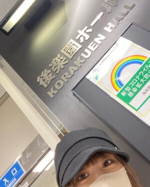 Maon Kurosaki Instagram - GOOD EVENING!
.
今日はプロレス団体DDTプロレスリングさんの
実況解説に参加させていただきました！
.
楽しすぎたよ！
.
いっぱい叫んでいっぱい笑って、いっぱい感動した
.
これからのドラマも気になるしこれだからプロレスは！
.
一番すげーのはプロレスなんだよ！ってなりますね！
.
また12/29TDCホールにも行かせてもらうことになりました
.
DDTプロレス面白いですよ！
.
本当オススメです！
.
好きなもののお仕事に携われて幸せだなぁ
.
お写真は、レジェンド！小橋健太さん！
.
友達で大好きなフェロモンズの一人！今成ファンタスティック夢人くん！
.
どう考えてもプロレス界を引っ張っていくに違いないホープの上野勇希さんと！
.
プロレス好きでよかったー！
#ddtpro
#ddt
#ddtプロレスリング
#小橋健太
#今成ファンタスティック夢人
#上野勇希
