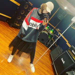Maon Kurosaki Instagram - GOOD EVENING!
.
スタジオdayでした
.
雨だし寒いし適当コーデ
.
このパーカーは稽古用に買ったけど
.
活躍できないまま部屋着になったやつ
.
そして首元の紐はみーくんに取られた(かわいい)
.
少しづつ向上していきたいねぇ
#スタジオ
#studio
#ootd