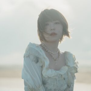 Maon Kurosaki Instagram - GOOD EVENING!
.
新しいアーティスト写真です
.
海で撮影しました
.
大好きなロリィタのお洋服をライターで炙ったり
.
敢えて汚しました
.
それはここまでの自分を表現もしているし
フランのお洋服の色味とか、ピカピカなお洋服じゃない
.
というところからインスピレーションを受けました
.
正直わたしはショートカットな自分が好きではありません
.
ですがこれが今のありのままの自分です
.
ボーイッシュにならないよう、アクセサリーを纏って、女性らしさは守りました
.
2枚目の写真はどんな写真を撮りたい？と言われて
.
さっと描いた絵
.
近いものになったなと思っています
.
ジャケットも楽しみにしていてくださいね
#moreSTRONGLY
#転剣
#アニソン
#アニメソング
#animesong
#anison
#maonkurosaki
#photo