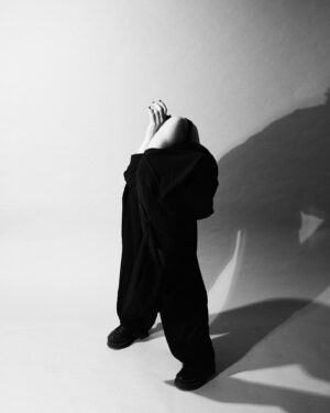 Marama Corlett Instagram - legs and hand. 📸 @kimsammut7 🖤