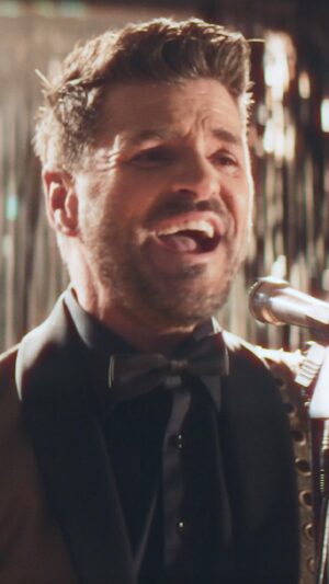 Marc Dupré Instagram - Aujourd’hui, je vous présente mon nouveau vidéoclip pour 𝗝𝘂𝘀𝗾𝘂’𝗮̀ 𝗽𝗮𝘀 𝗱’𝗵𝗲𝘂𝗿𝗲. Merci à Chedly Bouzouaia ( @romeoetfils ) à la réalisation.

𝗝𝘂𝘀𝗾𝘂'𝗮̀ 𝗽𝗮𝘀 𝗱'𝗵𝗲𝘂𝗿𝗲, c’est une invitation à recommencer à sortir, à vivre, à s’aimer, à faire des folies et à rallumer, en nous, toutes ces petites flammes des premiers émois amoureux.
 
Pour voir le vidéoclip complet, rendez-vous sur mon YouTube.