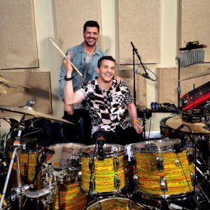Marc Dupré Instagram - Il y a quelques jours, j’ai passé du bon temps avec @patricebelanger.officiel au @basebinstudios pour une entrevue, une perfo et p’tit drum battle! 🥁
 
Pour voir ça, c’est ce soir à @sucresaletva (@tvareseau, 18h30).
 
Photo 📸 Yasmine Zaki 

#SucreSaleTVA