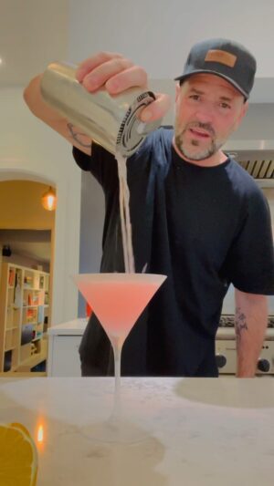 Marc Dupré Instagram - Mon légendaire cosmo! 🍸 Cheers!

On a beaucoup d’autres nouveautés Cherry River à vous présenter bientôt! 

Suivez @cherryriver.ca sur Instagram et sur Facebook pour tout savoir.