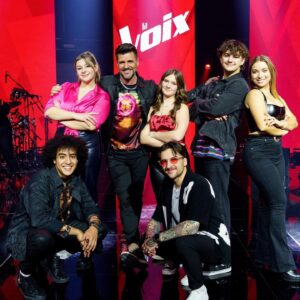 Marc Dupré Instagram - En route vers les 𝗗𝗶𝗿𝗲𝗰𝘁𝘀 avec ces 6 jeunes talents! ✌️

📌 Les 𝗤𝘂𝗮𝗿𝘁𝘀 𝗱𝗲 𝗳𝗶𝗻𝗮𝗹𝗲 de @lavoixtva, dimanche 19h30 à @tvareseau. 
.
Photo : @bertexertier 
Maquillage: @marcomarsolais 
Coiffure : @mariejoseelepage 
Stylisme : @girouxjoanick

#LaVoixTVA #LaVoix #TVA #MarcDupre