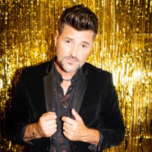 Marc Dupré Instagram - Salut la gang! Comme vous avez peut-être déjà vu passer sur les réseaux sociaux, je ne serai pas de retour comme juge enquêteur pour la 2e saison de @chanteursmasquestva. 🦃 L’horaire ne le permettait pas mais je souhaite une super belle saison à toute l’équipe!
 
Par contre, je vais être de retour dans ma chaise rouge de coach pour la 9e saison de @lavoixtva!!! J’ai déjà vraiment hâte de peser sul’ piton pour faire tourner ma chaise et découvrir de nouveaux talents! ✌️

Photo 📸 @bertexertier