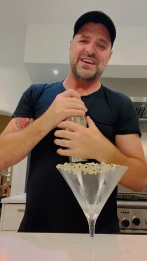 Marc Dupré Instagram - Aujourd'hui, je vous présente ma recette de 𝗗𝗶𝗿𝘁𝘆 𝗠𝗮𝗿𝘁𝗶𝗻𝗶! 🍸Cheers!

On a beaucoup de nouveautés #CherryRiver à vous présenter bientôt!

Suivez @cherryriver.ca sur Instagram et sur Facebook pour tout savoir.