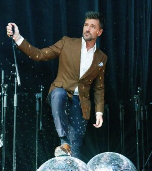 Marc Dupré Instagram - C’est déjà l’heure de la grande finale @staracademietva. Êtes-vous prêts? ✨
 
On se voit à 19h. #NationStarAc

Photo 📸 @bertexertier 
Maquillage & coiffure : @marcomarsolais@oblicsalon
Stylisme : @safiyya.style 

#staracademie #tva #marcdupre