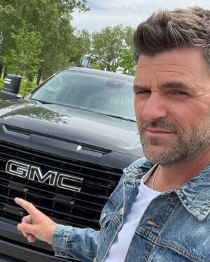 Marc Dupré Instagram - Aimez-vous mieux le logo GMC en rouge ou en noir ? 🤔

/ @gmccanada