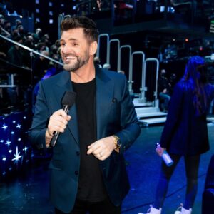 Marc Dupré Instagram - Ça parais-tu dans ma face que j'ai du gros fun à animer @staracademietva et à retrouver le public? 🤩

C’était quoi votre moment préféré hier soir? ✨#NationStarAc

Photo 📸 @bertexertier
Maquillage & coiffure : @marcomarsolais 
Stylisme : @safiyya.style