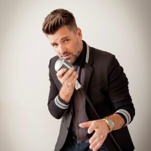 Marc Dupré Instagram - Salut! Je réchauffe ma voix d’enquêteur pour la demi-finale de ce soir!
 
📺 @chanteursmasquestva , @tvareseau, 18h30
 
Photos 📸 @bertexertier 

Stylisme : @emmanuellerochon
MUA : @marcomarsolais
Cheveux : @jonloveshair 

#ChanteursMasqués