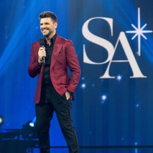Marc Dupré Instagram - 3e show derrière la cravate! 👔
 
C’était quoi votre moment préféré hier soir? ✨#NationStarAc
 
Photo 📸 @bertexertier
Maquillage & coiffure : @marcomarsolais 
Stylisme : @safiyya.style