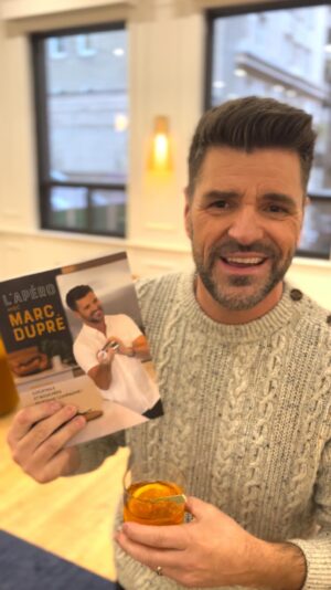Marc Dupré Instagram - C’est finalement aujourd’hui que sort mon livre 𝗟’𝗮𝗽𝗲́𝗿𝗼 𝗮𝘃𝗲𝗰 𝗠𝗮𝗿𝗰 𝗗𝘂𝗽𝗿𝗲́! 🍸

Cocktails, petites bouchées, merveilleux pour un 5 à 7! 🍹 Je suis heureux de pouvoir vous partager ma passion pour la mixologie. 

Pour commander le livre en ligne, suivez le lien dans ma bio!

Merci @lespacecomptoir, @heureux_melange, @debphotographe & @leseditionsdelhomme 🙏