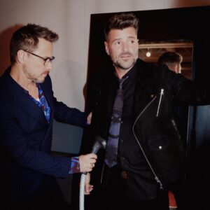 Marc Dupré Instagram - Merci à @thestephanerousseau d’avoir 𝑠𝑡𝑒𝑎𝑚𝑒́ mon 𝑗𝑎𝑐𝑘𝑒𝑡! 😉
 
La suite des quarts de finale de @chanteursmasquestva , c’est ce soir que ça se passe (18h30, @tvareseau).
 
Photos 📸 @bertexertier 

Stylisme : @emmanuellerochon
MUA : @marcomarsolais
Cheveux : @jonloveshair 

#ChanteursMasqués