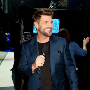 Marc Dupré Instagram - Le fun que j’ai sur ce show-là, même en coulisses! ✨
 
Ce soir (19h), on débute le printemps en force avec notre #8 variété. #NationStarAc

Photo 📸 @bertexertier 
Maquillage & coiffure : @marcomarsolais @oblicsalon 
Stylisme : @safiyya.style 

#staracademie #tva #marcdupre