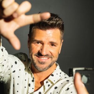 Marc Dupré Instagram - 𝗗𝗮𝗻𝘀 𝟮 𝗷𝗼𝘂𝗿𝘀 / 10 ans après le grand début de @lavoixtva, on repart! ✌️

📌 Première, 15 janvier 19h à @tvareseau. 

.

Photo : @gaelleleroyerphotography 
Maquillage: @marcomarsolais 
Coiffure : @mariejoseelepage 
Stylisme : @girouxjoanick