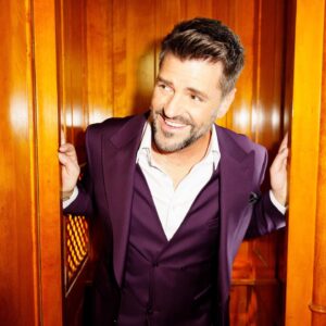 Marc Dupré Instagram - Déjà à mi-parcours de l'aventure @staracademietva! 

Quel a été votre moment préféré hier soir? ✨#NationStarAc

Photo 📸 @bertexertier 
Maquillage & coiffure : @marcomarsolais @oblicsalon 
Stylisme : @safiyya.style