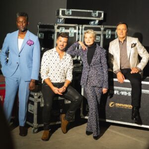 Marc Dupré Instagram - 𝗗𝗮𝗻𝘀 𝟮 𝗷𝗼𝘂𝗿𝘀 / 10 ans après le grand début de @lavoixtva, on repart! ✌️

📌 Première, 15 janvier 19h à @tvareseau. 

.

Photo : @gaelleleroyerphotography 
Maquillage: @marcomarsolais 
Coiffure : @mariejoseelepage 
Stylisme : @girouxjoanick