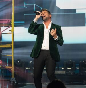 Marc Dupré Instagram - Quel bonheur j'ai eu à chanter sur la scène de @staracademietva hier soir! ✨#NationStarAc

J'ai hâte de vous retrouver en tournée très bientôt!

Photo 📸 @bertexertier 
Maquillage & coiffure : @marcomarsolais@oblicsalon 
Stylisme : @safiyya.style