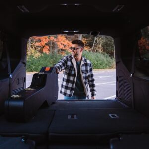 Marc Dupré Instagram - J'ai travaillé sur mon nouvel album 𝗢𝘂̀ 𝘀𝗲𝗿𝗮 𝗹𝗲 𝗺𝗼𝗻𝗱𝗲 pendant un an. J'étais vraiment content, au début du mois, de le lancer officiellement et de pouvoir le partager avec vous, grâce à @livedanstonsalon. 

J'espère que vous avez autant de fun à l'écouter que moi j'en ai eu à le faire. Voici quelques photos de la journée de mon lancement. 🎵🍂 🎸 

@gmccanada #GMCPartner #YukonDenali #GMCYukonDenali