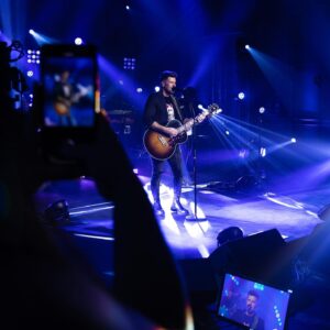 Marc Dupré Instagram - J'ai travaillé sur mon nouvel album 𝗢𝘂̀ 𝘀𝗲𝗿𝗮 𝗹𝗲 𝗺𝗼𝗻𝗱𝗲 pendant un an. J'étais vraiment content, au début du mois, de le lancer officiellement et de pouvoir le partager avec vous, grâce à @livedanstonsalon. 

J'espère que vous avez autant de fun à l'écouter que moi j'en ai eu à le faire. Voici quelques photos de la journée de mon lancement. 🎵🍂 🎸 

@gmccanada #GMCPartner #YukonDenali #GMCYukonDenali