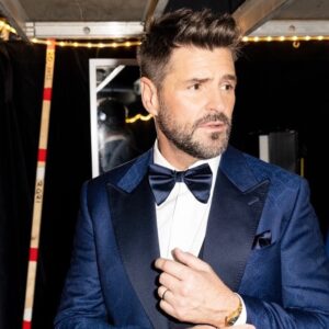 Marc Dupré Instagram - Petit retour en arrière avec une photo du show #1! ✨
 
On se voit ce soir, dèjà le show #7, à 19h. #NationStarAc

 Photo 📸 @bertexertier 
Maquillage & coiffure : @marcomarsolais @oblicsalon 
Stylisme : @safiyya.style