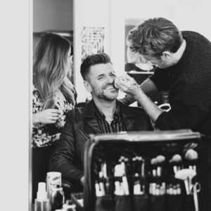 Marc Dupré Instagram - Petites retouches avant le tournage des derniers 𝗗𝗨𝗘𝗟𝗦! 🥊

📌 @lavoixtva, dimanche 19h30 à @tvareseau. 

.

Photo : @bertexertier 
Maquillage: @marcomarsolais 
Coiffure : @mariejoseelepage 
Stylisme : @girouxjoanick