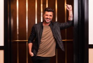 Marc Dupré Instagram - Ce soir, je visite @latour.tva avec ma belle @stella_dupre. On en a profité pour vous chanter un p'tit quelque chose! 😉

Ça se passe à @tvareseau à 19h30!

Photos 📸 @marcandre_lapierre_photographe